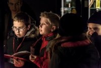 Konzentrierte Arbeit - Kinder beim Erforschen der Bronzezeit